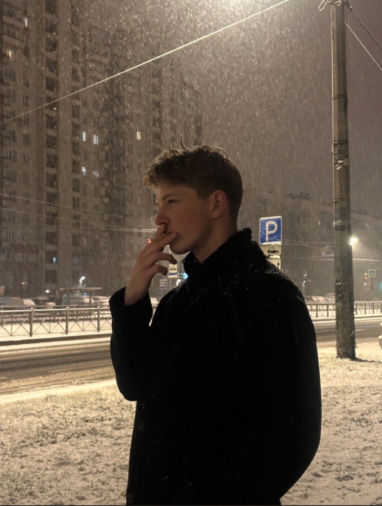 凛冬雪夜街灯下抽烟的忧郁侧颜 AI image prompt result
