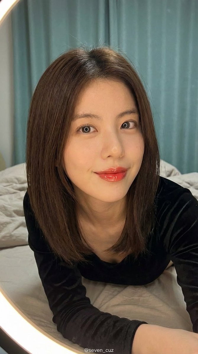 慵懒卧室环形光下的绝美自拍少女 AI image prompt example