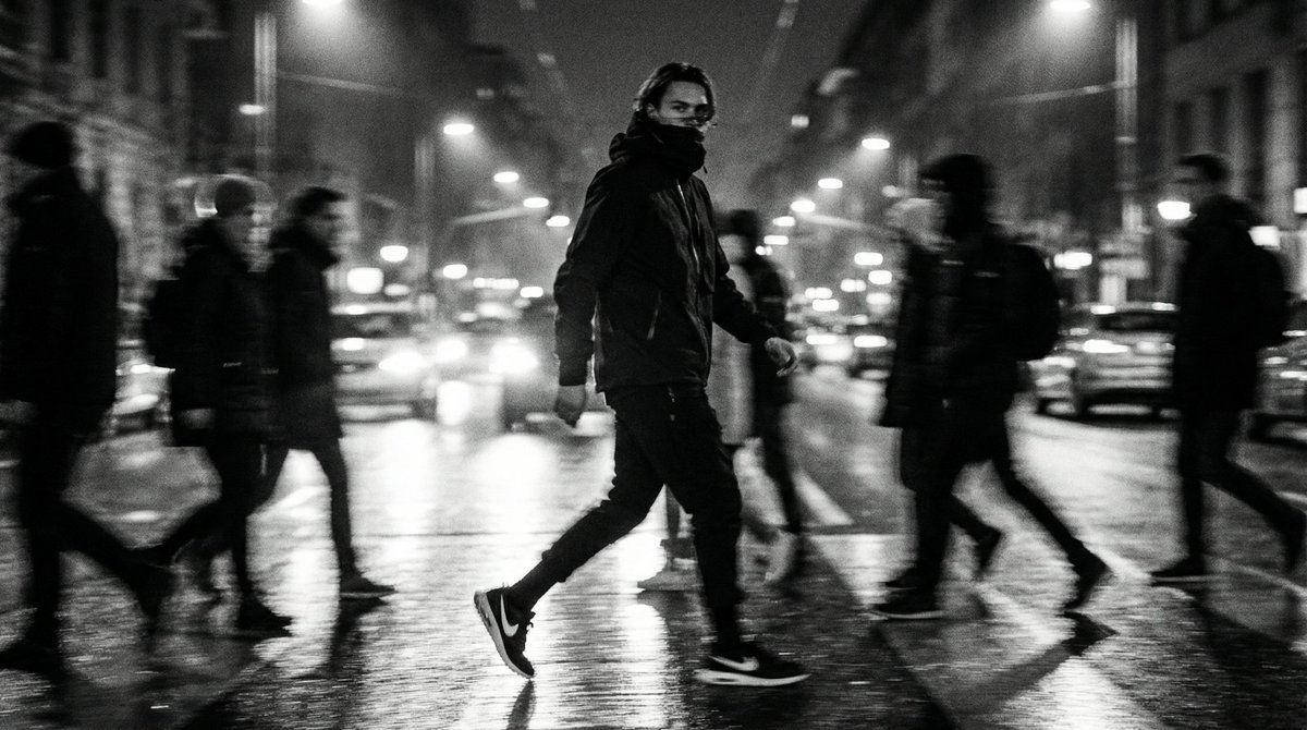 雨夜街头动态模糊黑白时尚大片 AI image prompt result