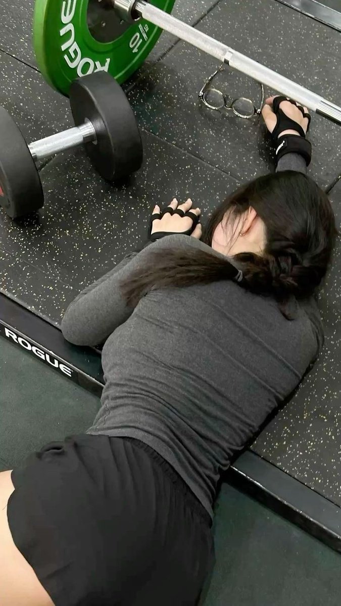 力竭倒地:硬拉后的健身女孩 AI image prompt result