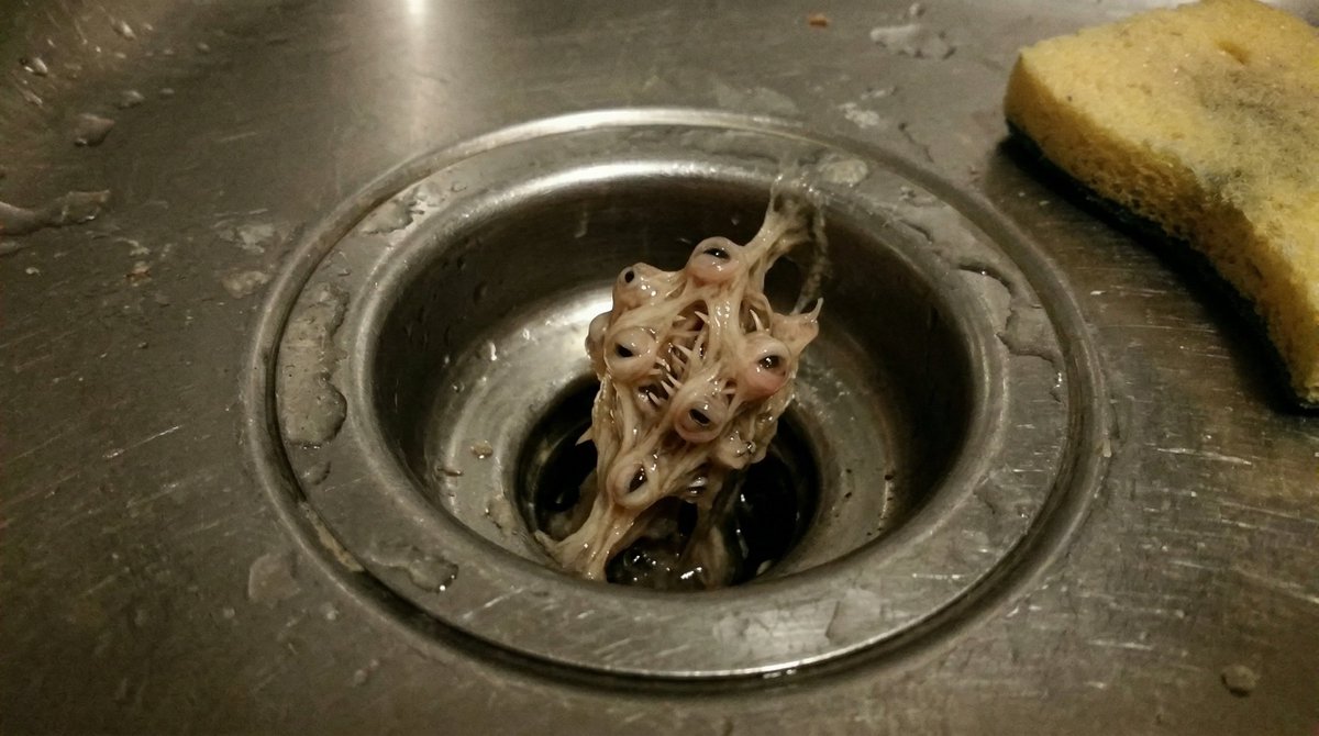 细思极恐的寻常生活瞬间 AI image prompt example