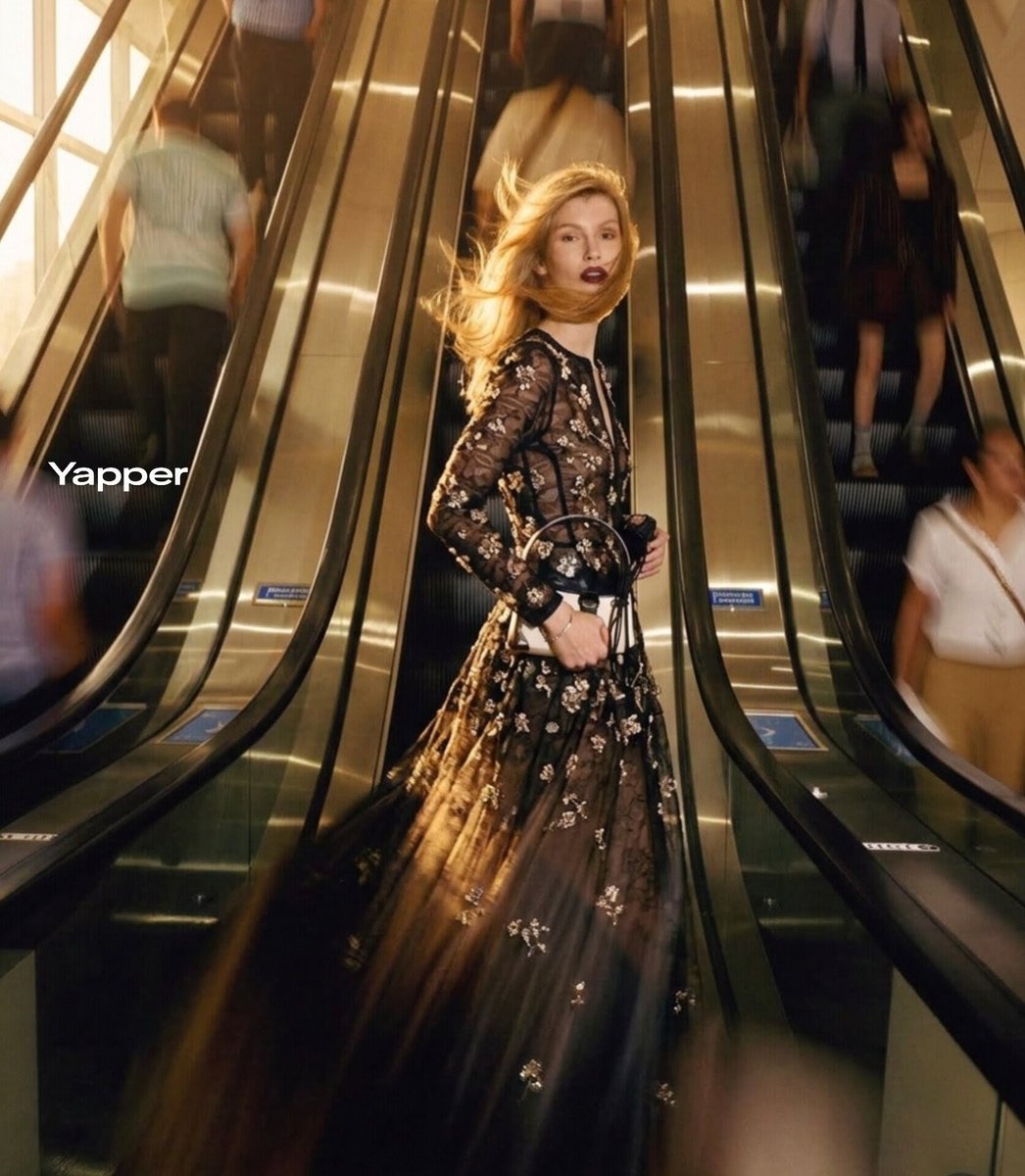 Escalator motion blur fashion: GPT Image 2 prompt AI image prompt result