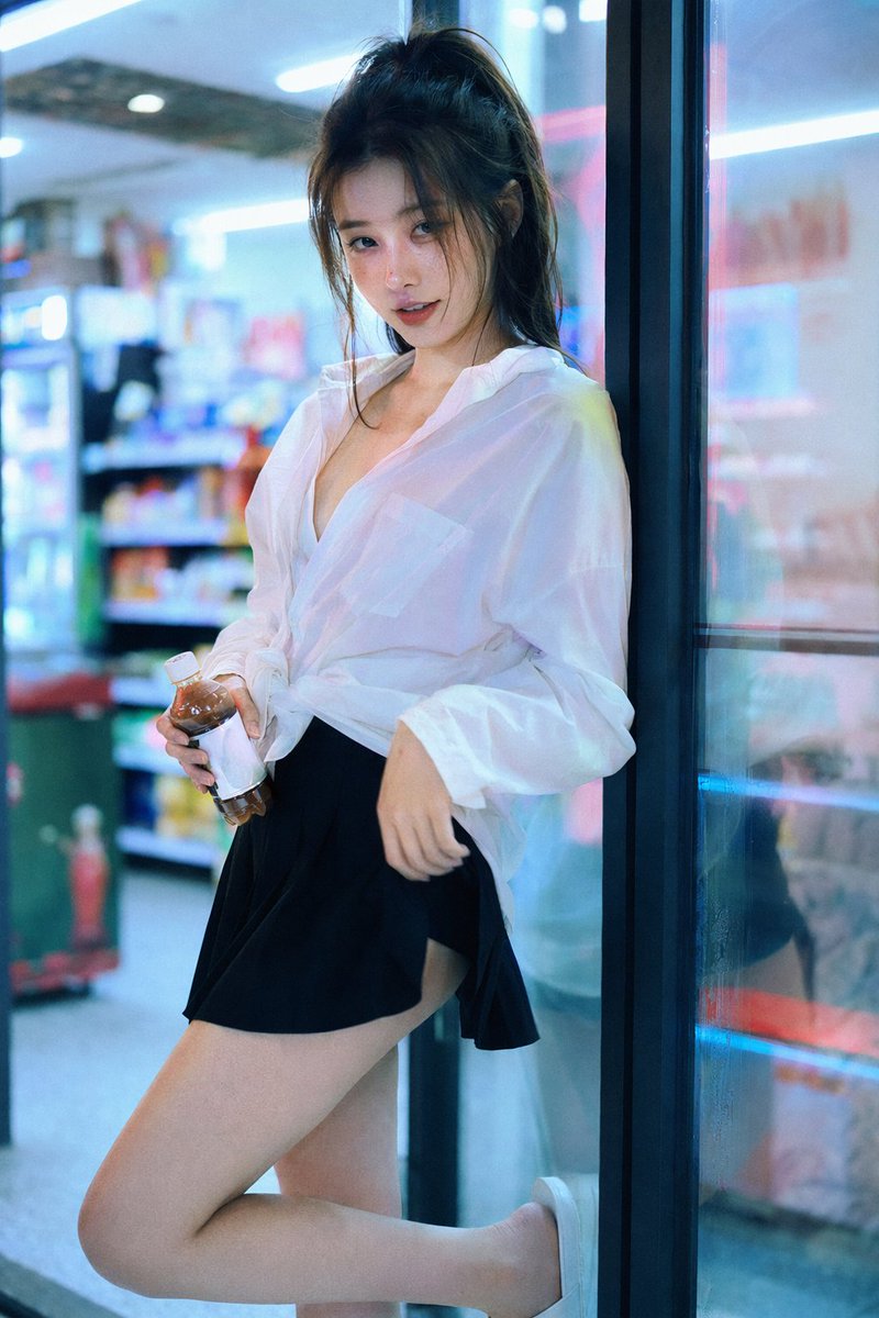 深夜便利店里的性感霓虹少女 AI image prompt result