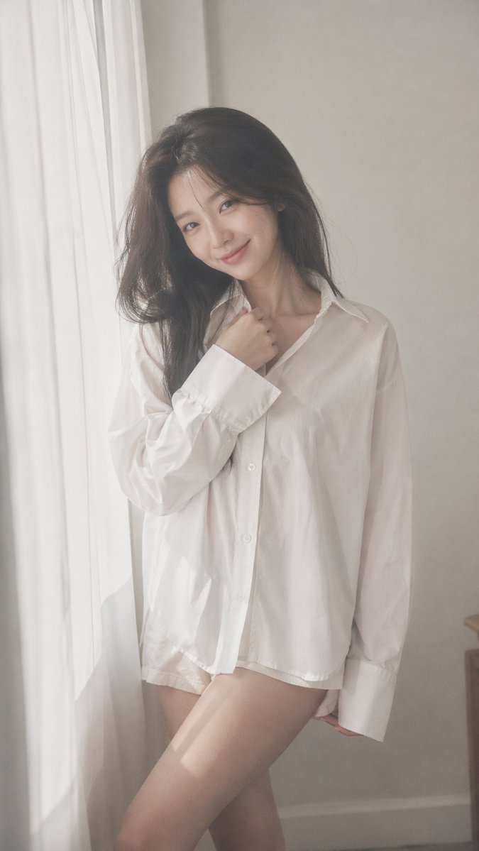 9:16 vertical — Korean idol portrait photography, single subject soft black mi… AI image prompt example