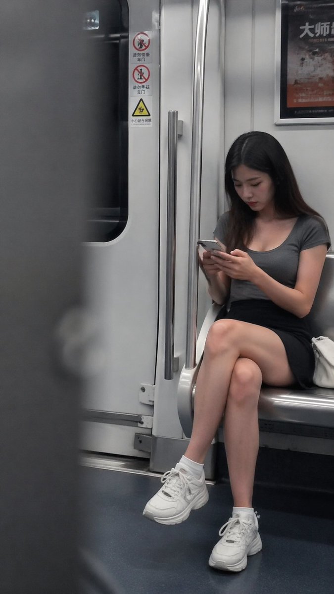 地铁车厢抓拍低头看手机女孩 AI image prompt result